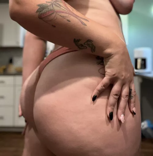 New nails next to my big booty