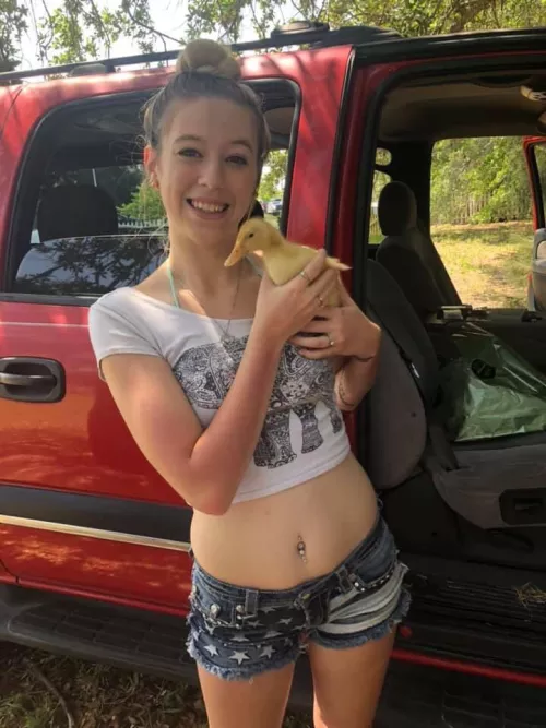 Return of the crop top queen lol. Anyone love her bellybutton as much as I do?