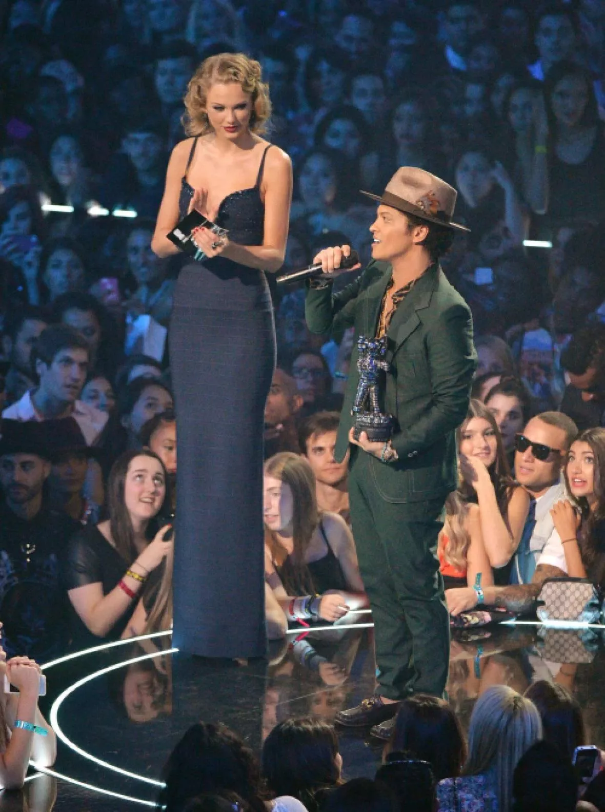 Taylor Swift & Bruno Mars at the 2013 VMAs