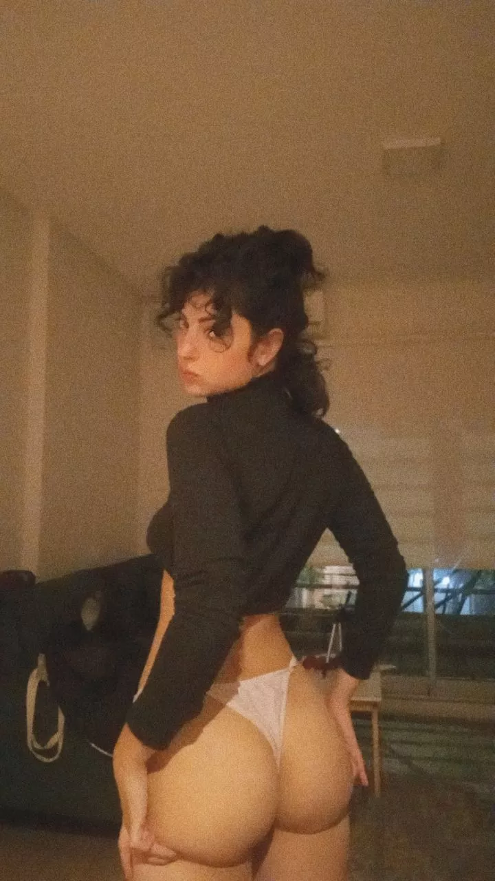 Wanna play with my phat ass? 😈⛓️