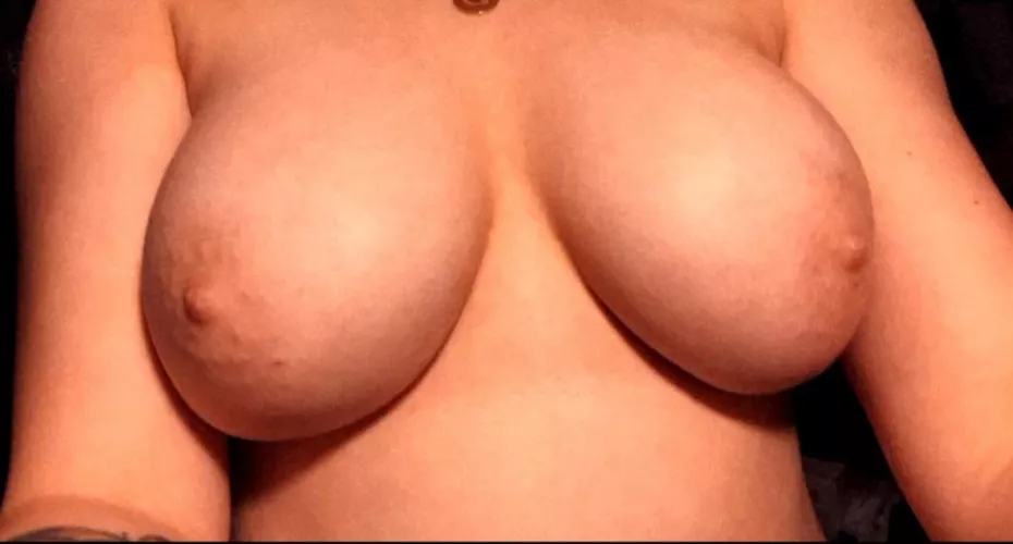Who likes my natural tits😘
