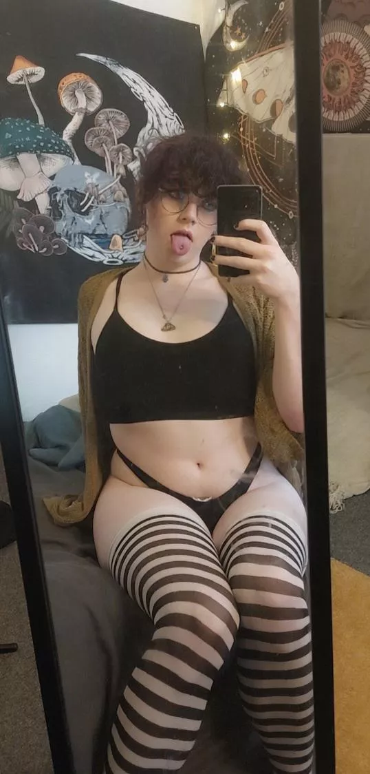 You wanna get choked between these thighs? Be honest 💕