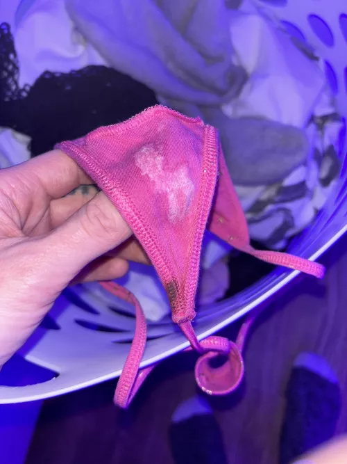 Don’t we love an old laundry pull? 😈 Victoria’s Secret with a few extra scents 🍯 Snag this thong for $30! [selling]