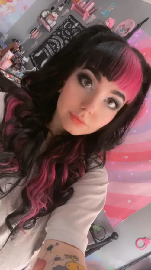 happy sunday!☀️ what are your plans for today? i’m going to a metal show!💕🎶