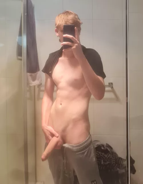 Heard u like skinny white boys with a fat cock 😜 Is it true?
