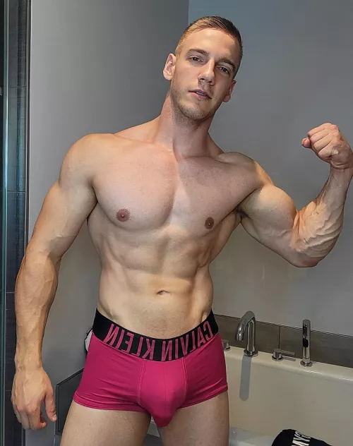 Hey hey 😏.. Are you into muscle worship 💪🏼..?