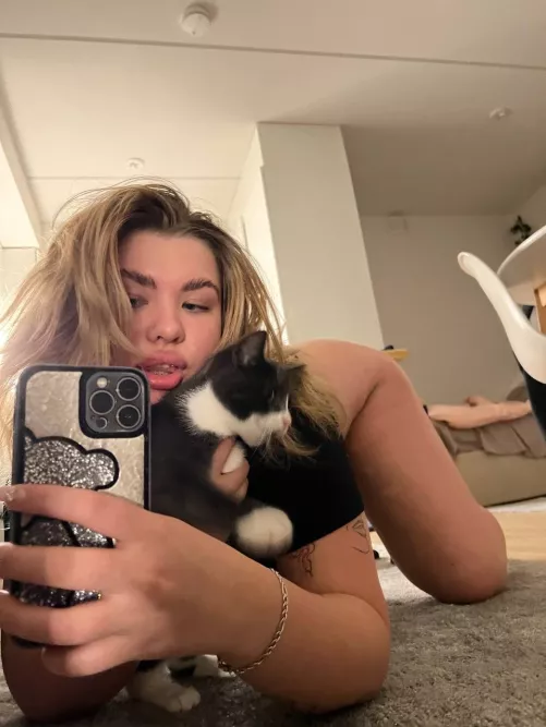 I heard you guys like pussies, so here's two!