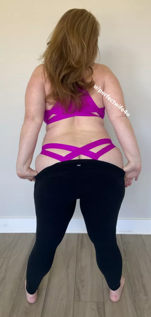 Let me shake my juicy mombod ass for you