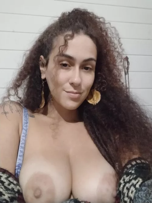 Natural tits and curls