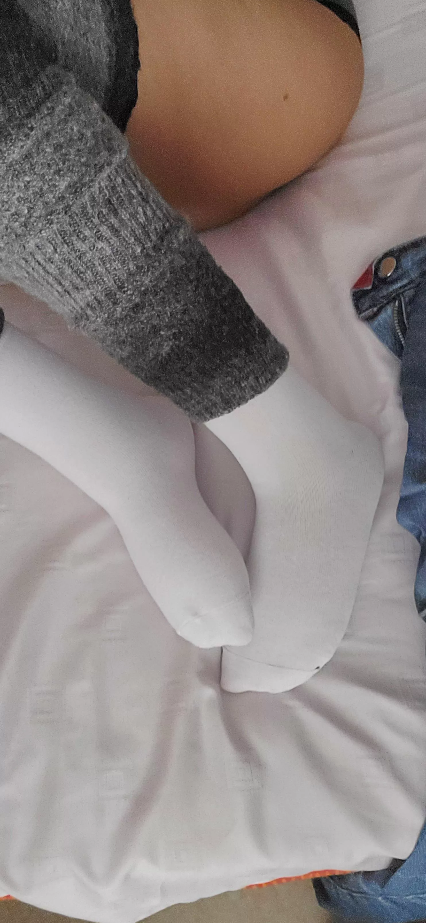 [F] white socks