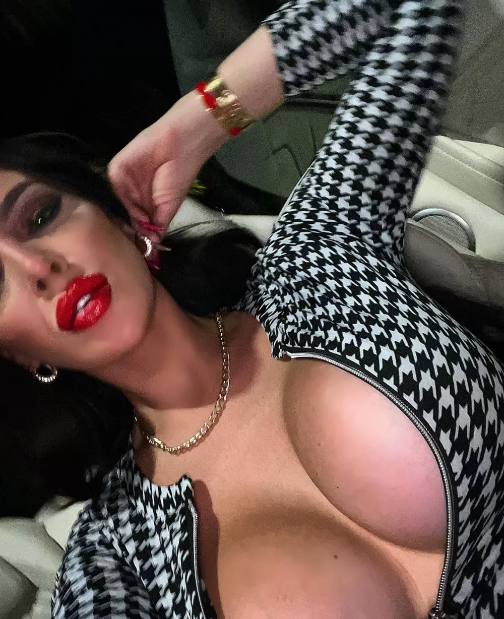 Gonna provide juicy kisses