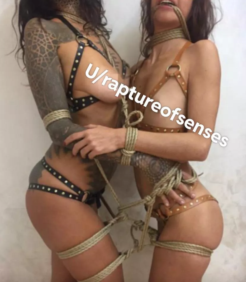 Here I am, again, mixing my leather items with ropes 😍