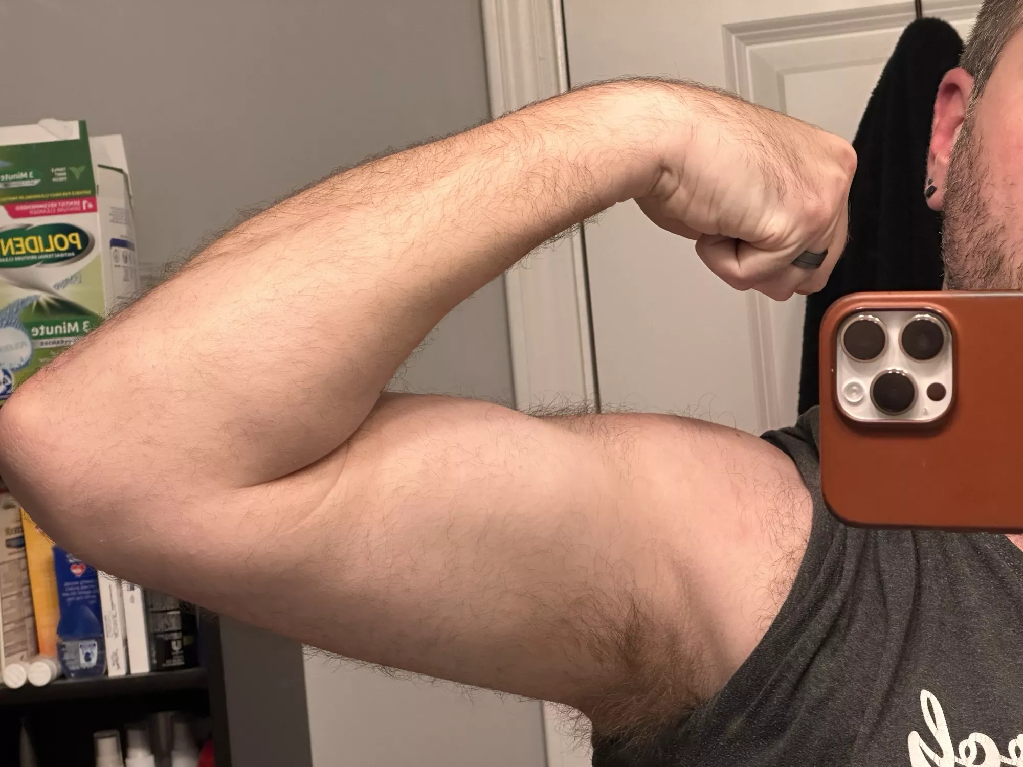 I’m a 37 year old gay guy who loves cock. Wanna hang out?