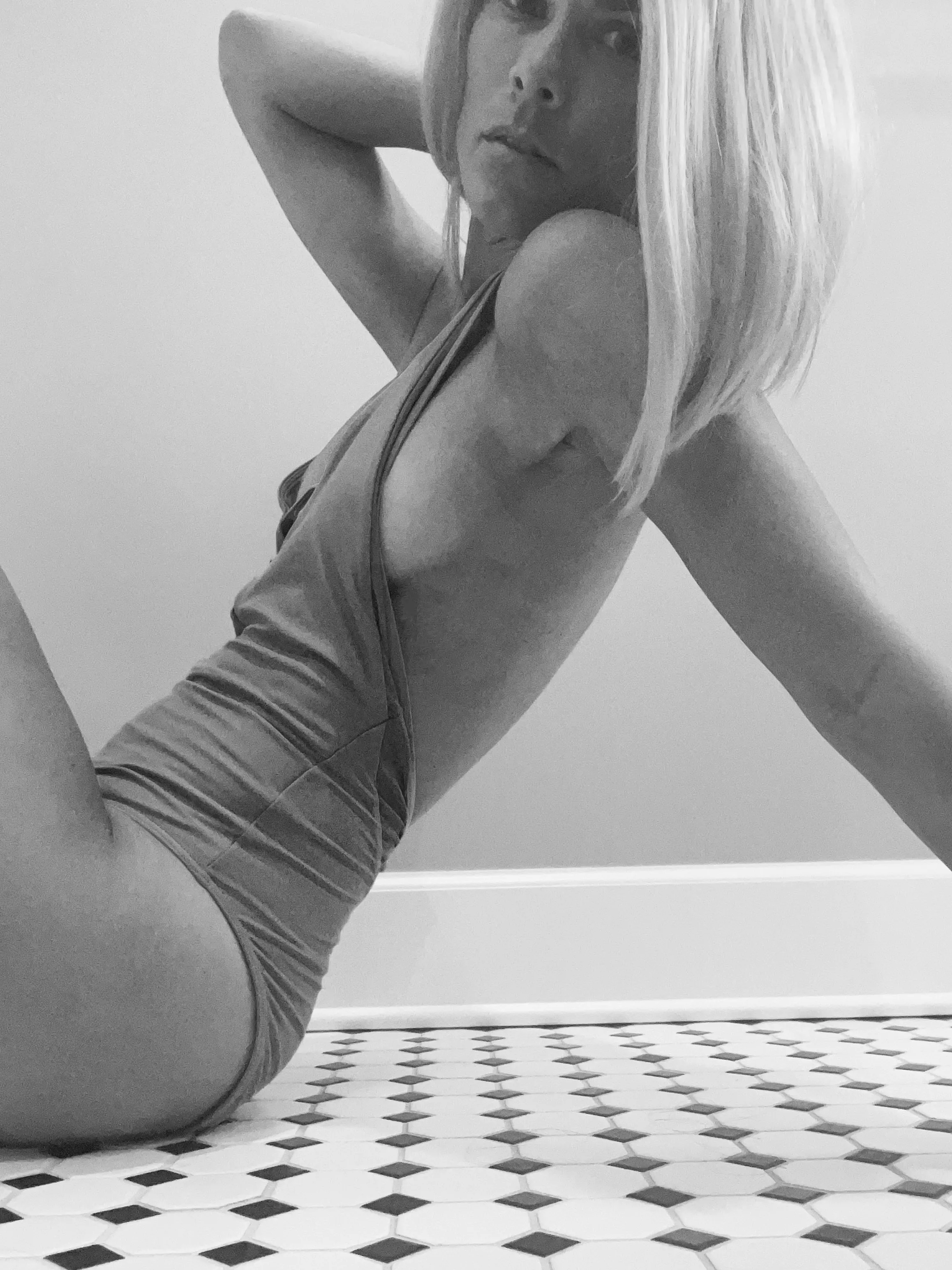 love a little side boob in the morning