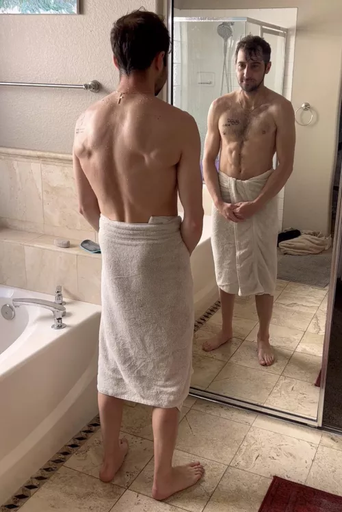 The water drops on my back though 🥵 (I liked this pic lol)