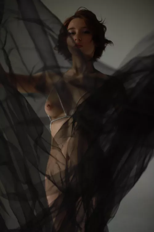 [TW] A thin black cloth and something underneath