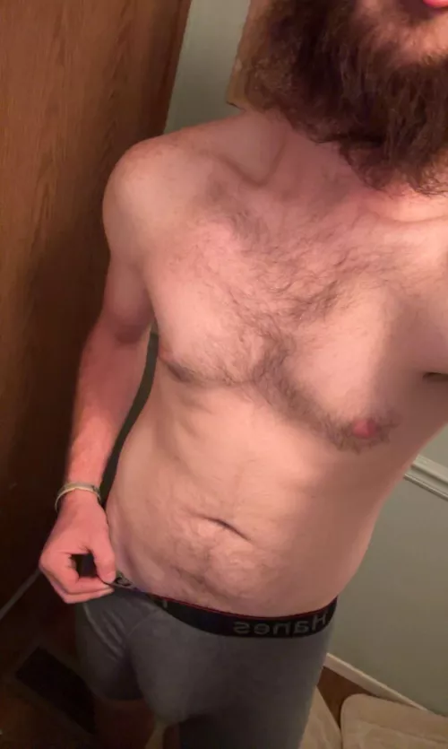 You wanna feel what’s under this bulge?😈