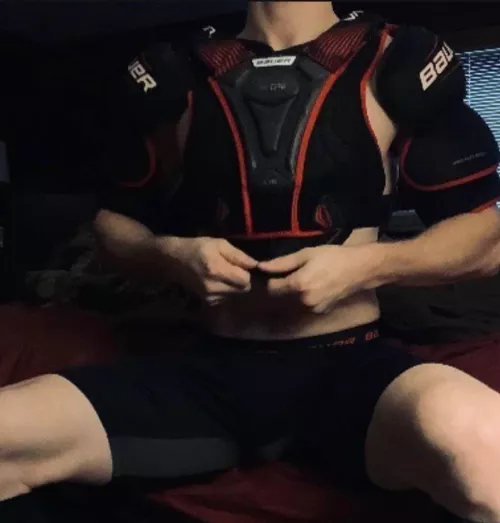 18 Straight ice hockey player bored af. Hmu mates for chat or game or something. @jacob_blu18