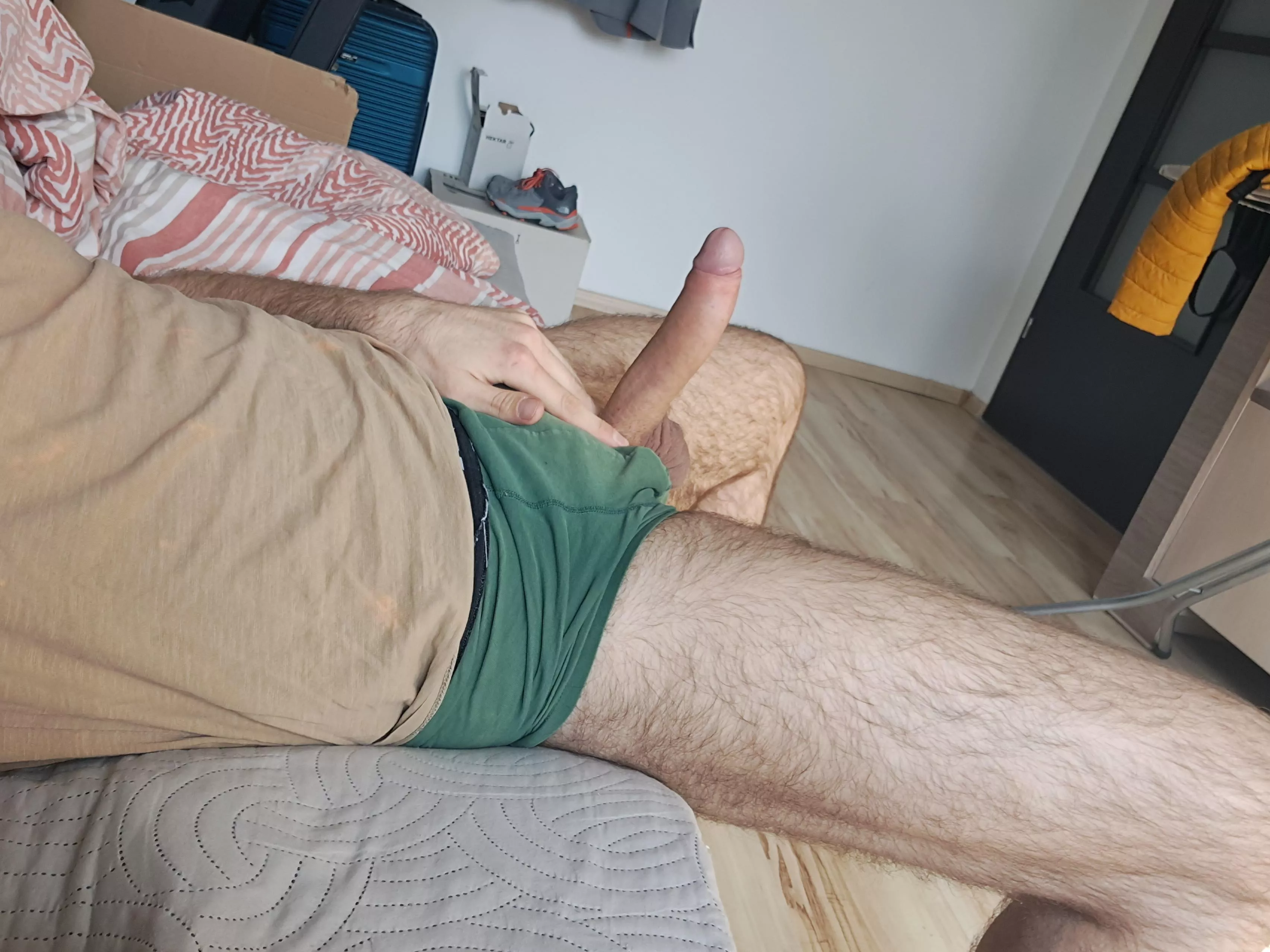 23M hung stud looking to compare and bet, hit me up if you feel confident 😏