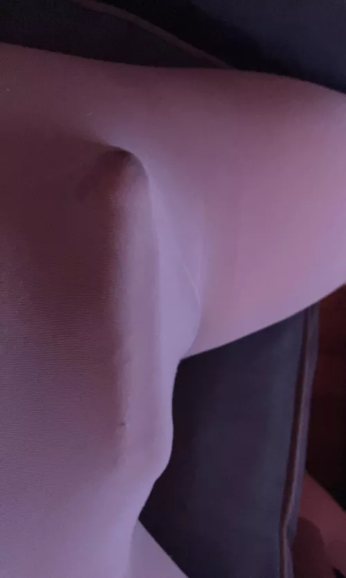 45. Seeking chat friends who like bulges in leggings