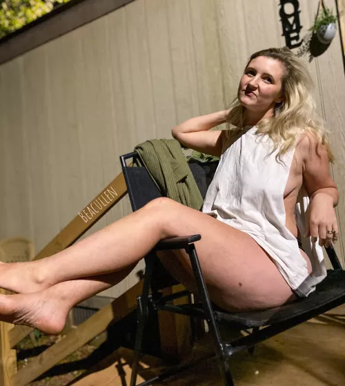 Chillin’ on the porch with nothing but a tshirt on