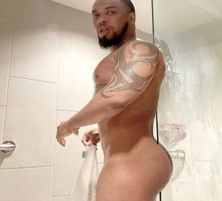 Grippy butt with the shower door between the cheeks😋