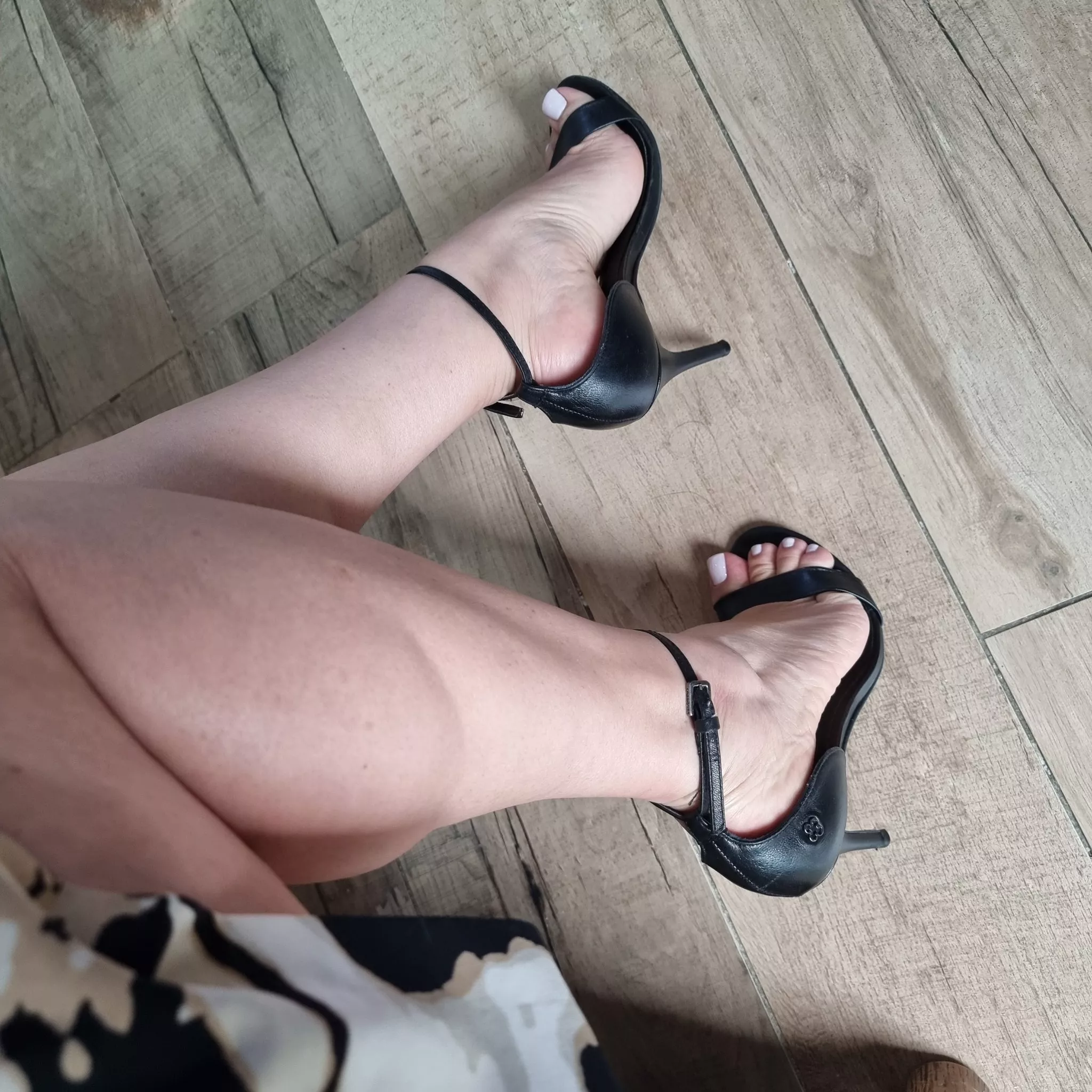 Hola les dejo fotos de mis pies bonita tarde