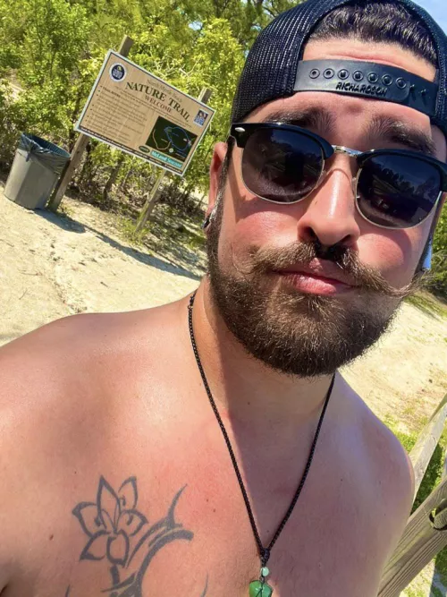 Itβs too beautiful outside to stay in, so I went on a walk on a nearby trail βοΈ π³ πΆπ»ββοΈ π³ βοΈ