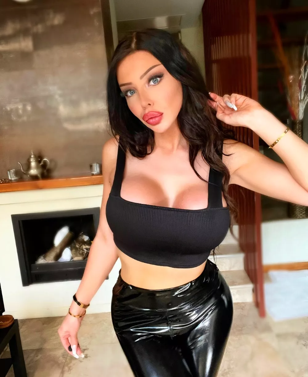 Just imagine a BJ from these lips