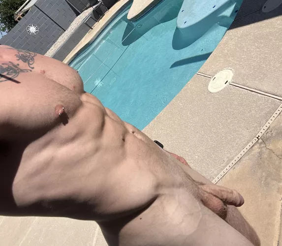 Just waiting for a sexy female to oil me up at the pool