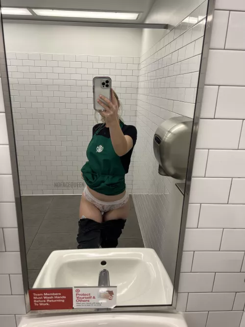 My kitty is hungry and it’s feeding time 😻