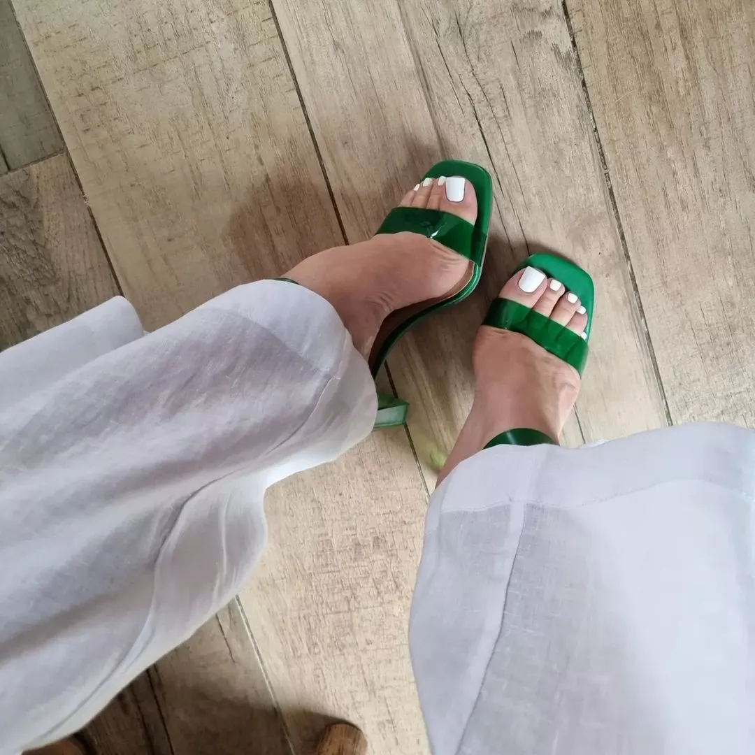 Tacones verdes les gusta