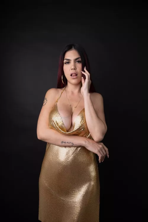 What are you looking at? Bow down 🙄😈 [domme]