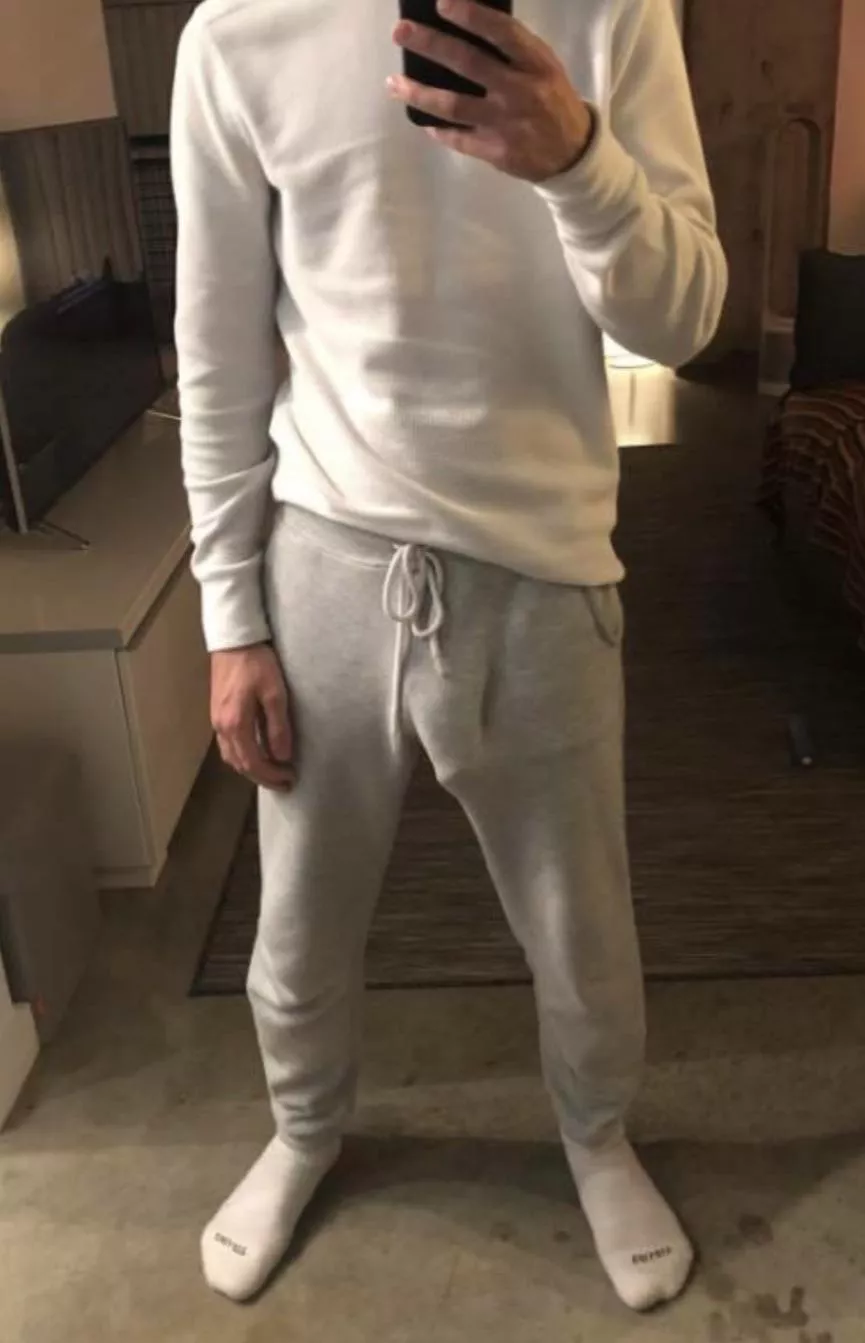 Who else loves grey sweatpants ;)