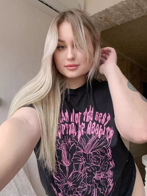 Who wanna fuck my virgin holes?!