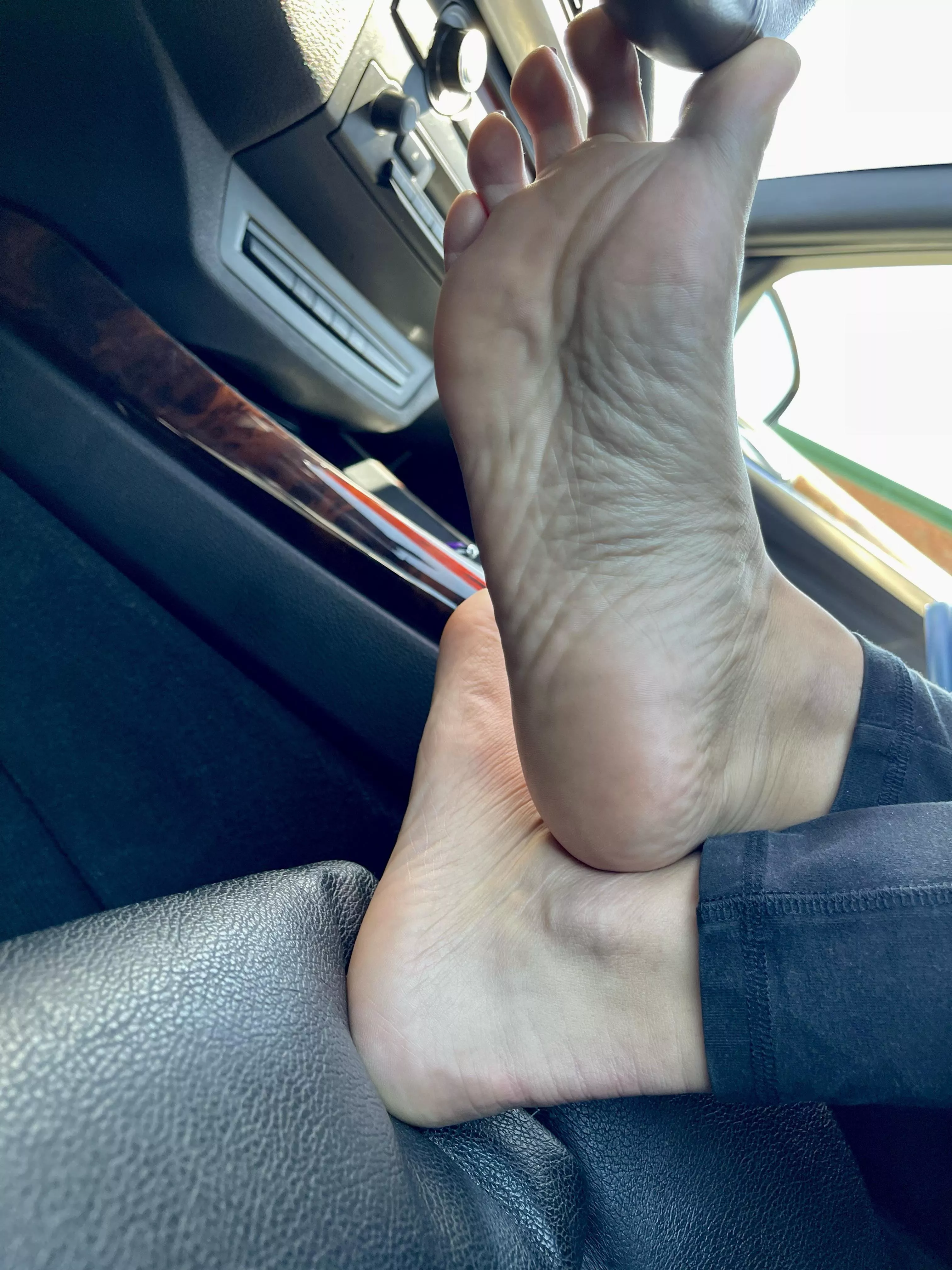 Worship my pretty soles/toes!