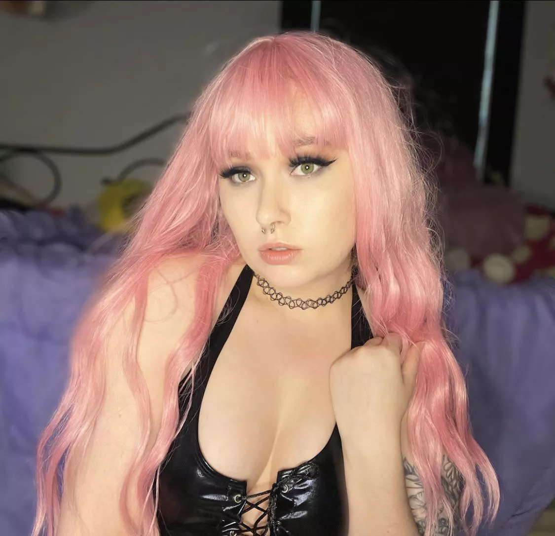 Do you need some attention? 🖤🖤🖤