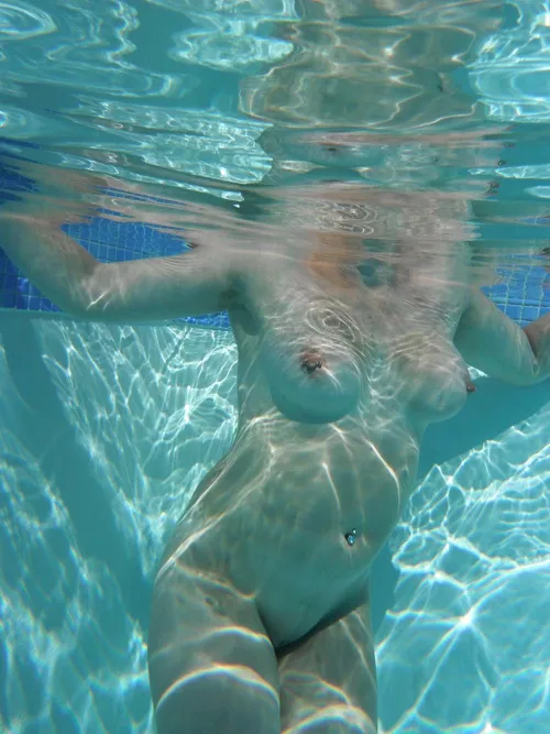 (F49)[49] MILF, always swims naked. Will you get in with me