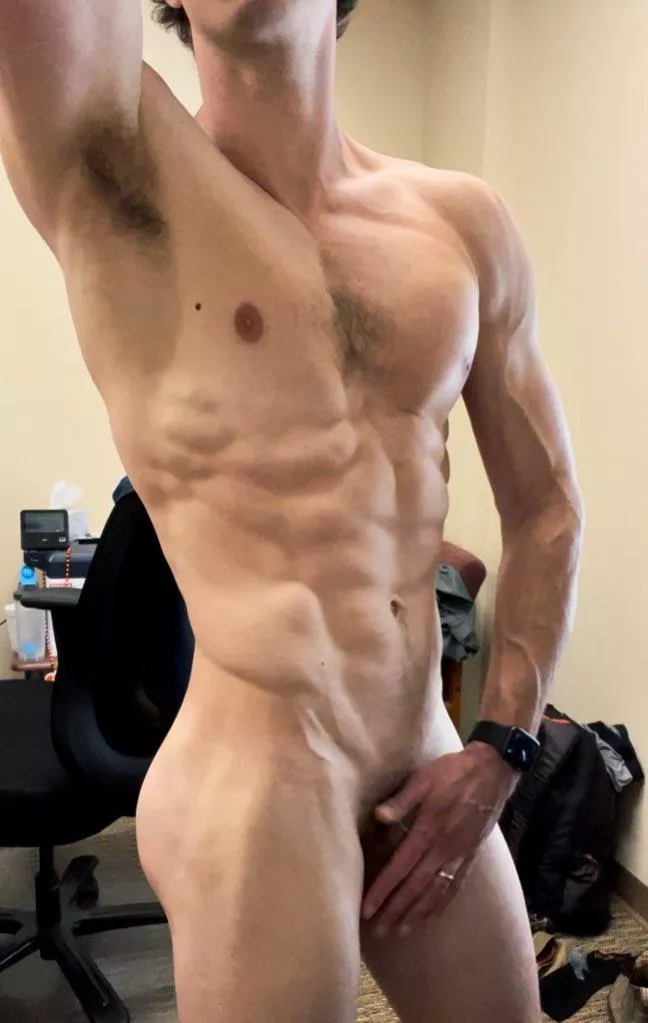 Hey bros, I need a workout buddy who can spot me in the gym [35]. You think you can hang?