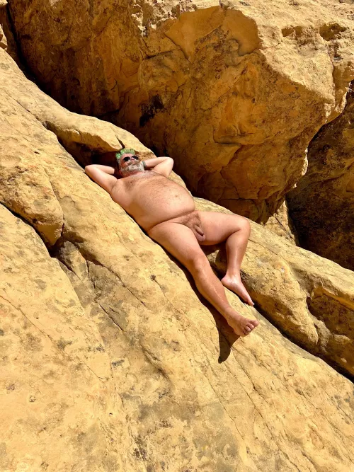 Is there anything as wonderful as the feel of hot rocks under your naked body as you take a nap in the sun? 😋🌞