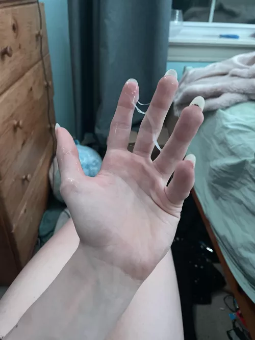 My hand got a bit covered in cum 😌💖