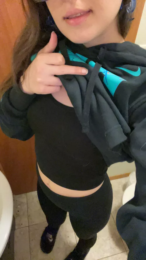 My sexy ass zelle leggings, I am obsesseddd😍