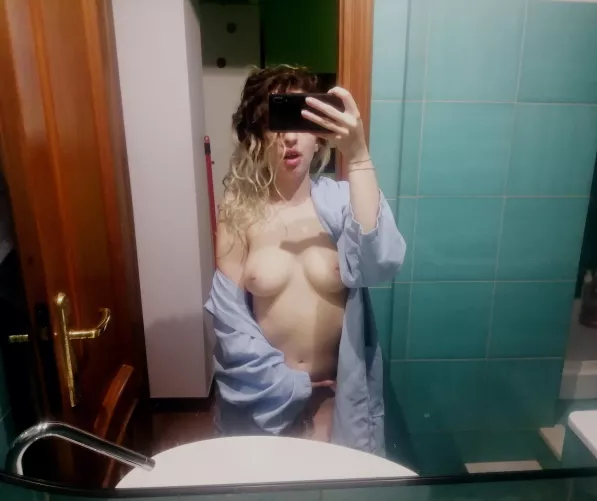 Shower alone is not interesting 🙄🖤