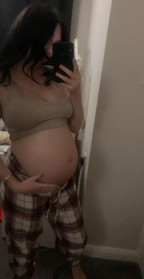 So horny 8 months pregnant 😈