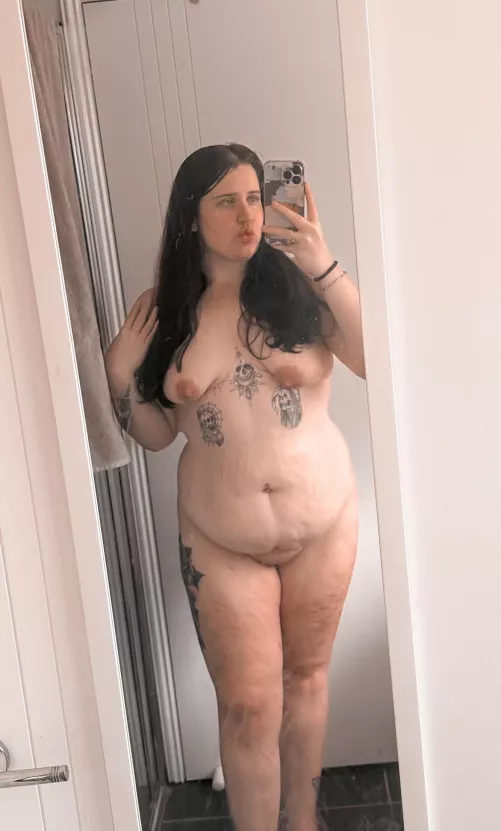 Still my sexiest mirror selfie to exist 😈