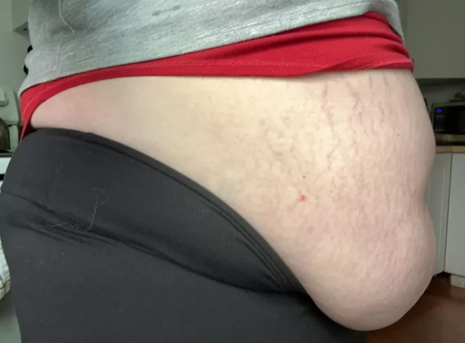 This belly hang tho 🥵