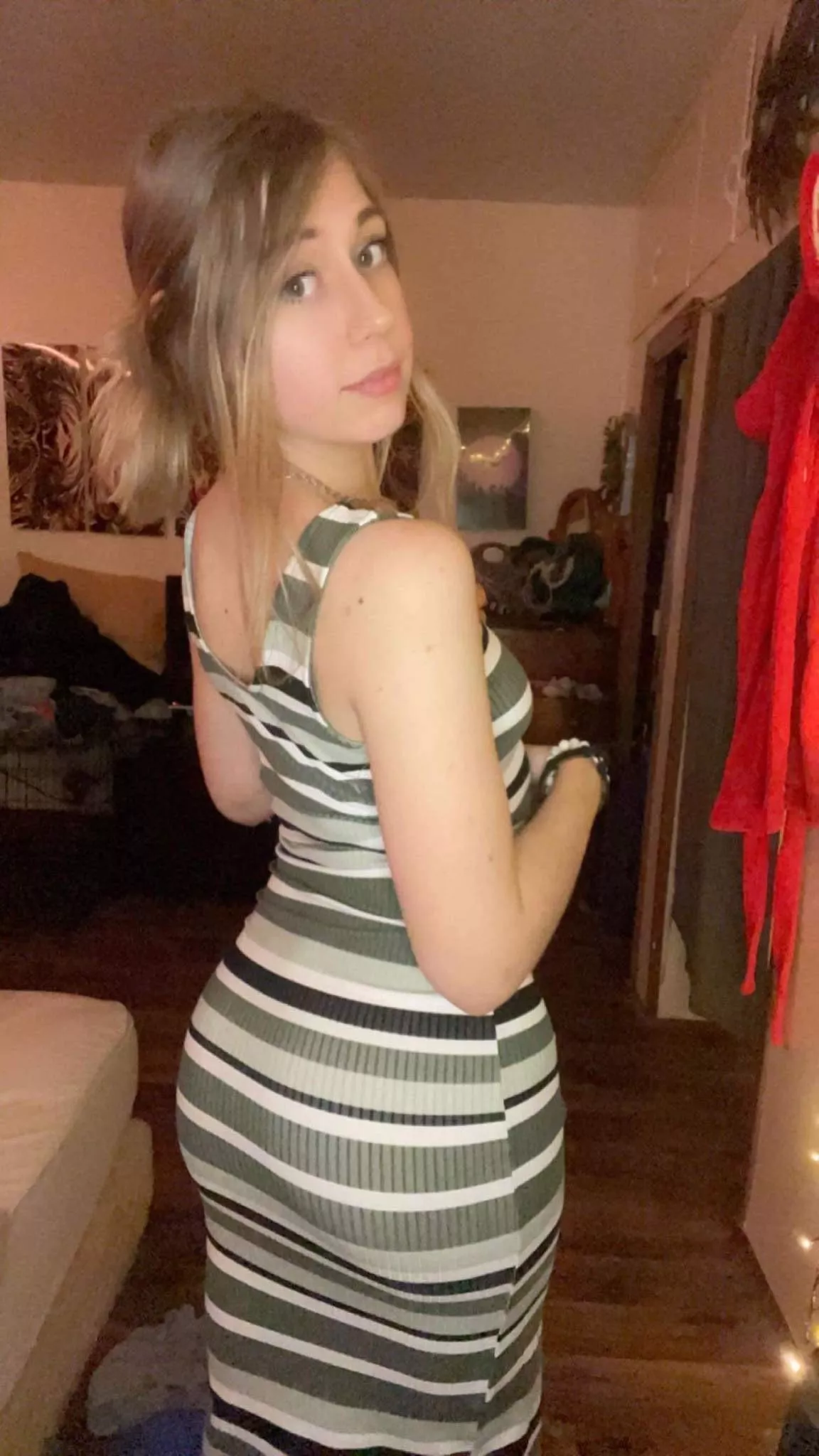 This dress hugs my curves in all the right places 💚🤍🖤