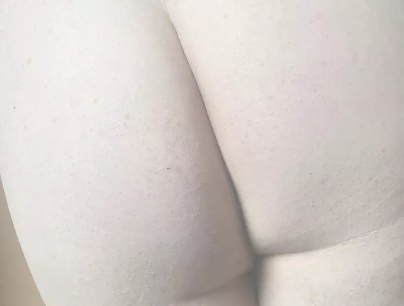 25 was straight but ever since some guys said my ass was hot I’ve been curious of letting horny guys grab smack and lick it while I suck dick