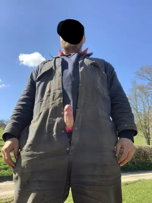 Bloody hell im horny today! Any one for a quick suck? 😂