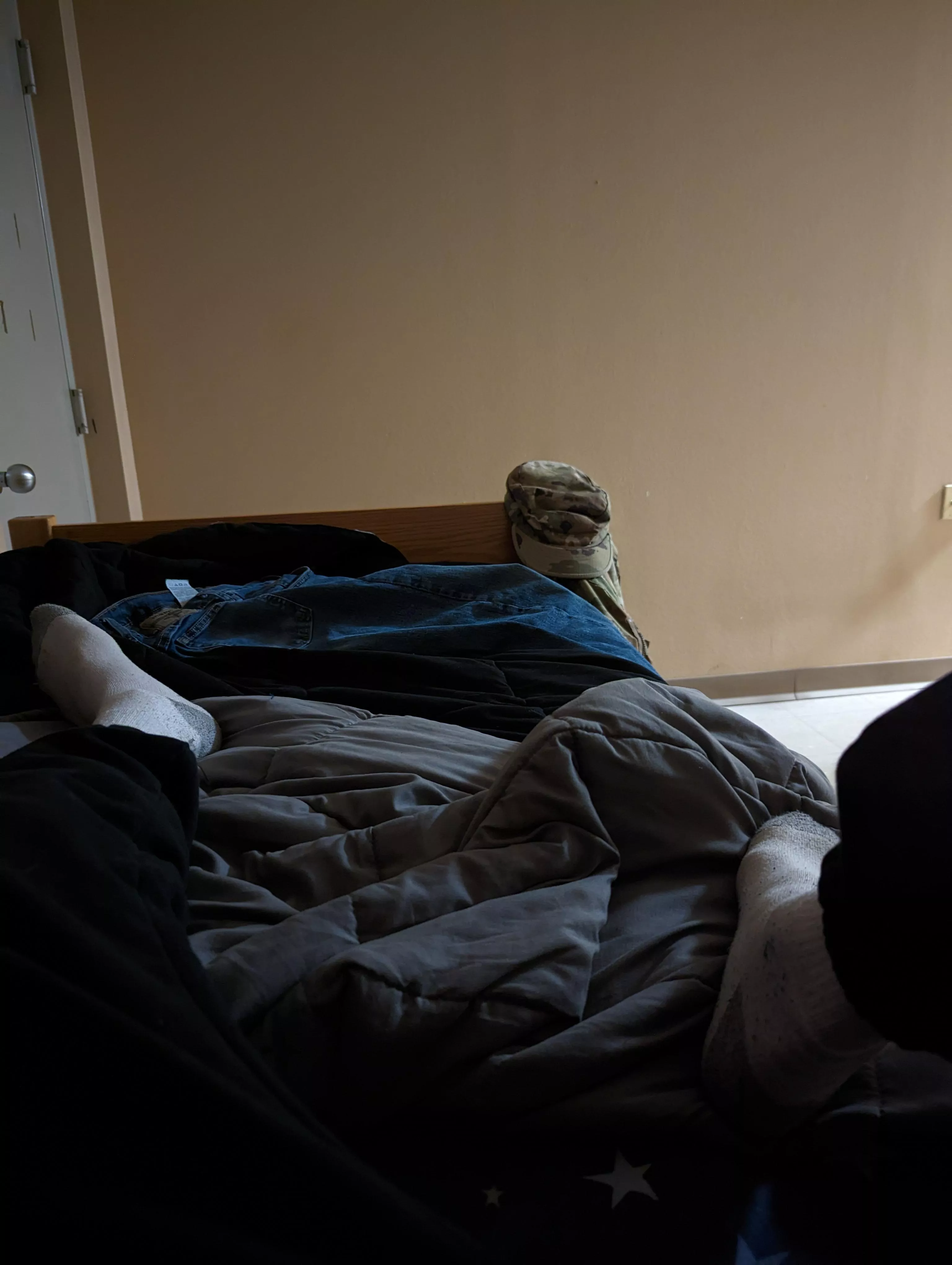 Bored in the barracks..Looking to suck and swallow near ft benning. Anyone interested. Must be able to host